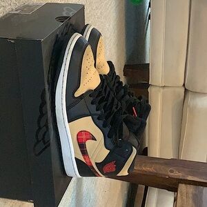 Jordan 1 mid SE